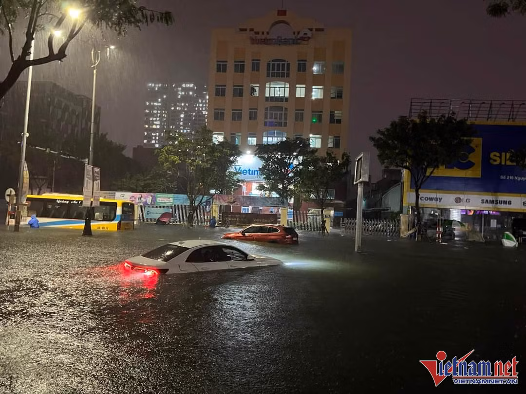Đường Nguyễn Văn Linh ngập sâu, xe ô tô chết máy được chủ xe bỏ lại. Ảnh: A.Đ