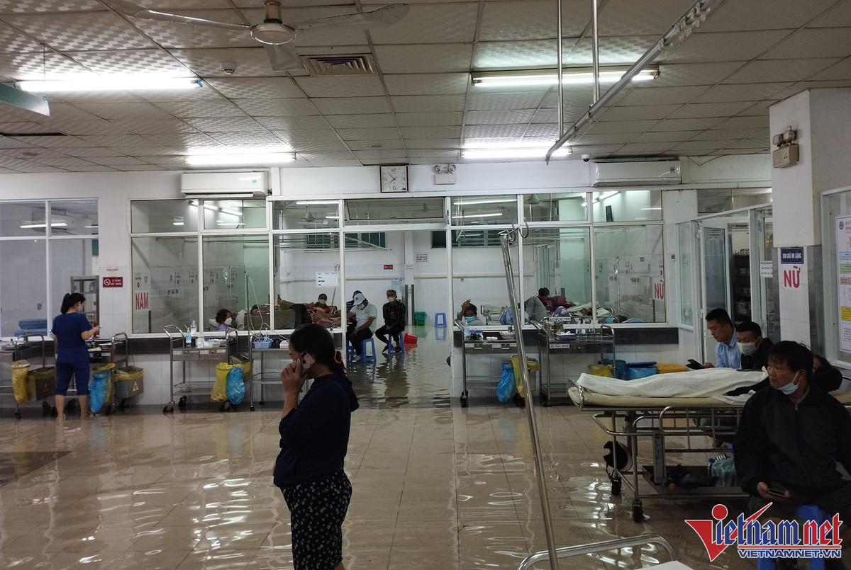Khu vực Khoa cấp cứu Bệnh viện Đà Nẵng cũng bị nước tràn vào. Ảnh: Đ.C