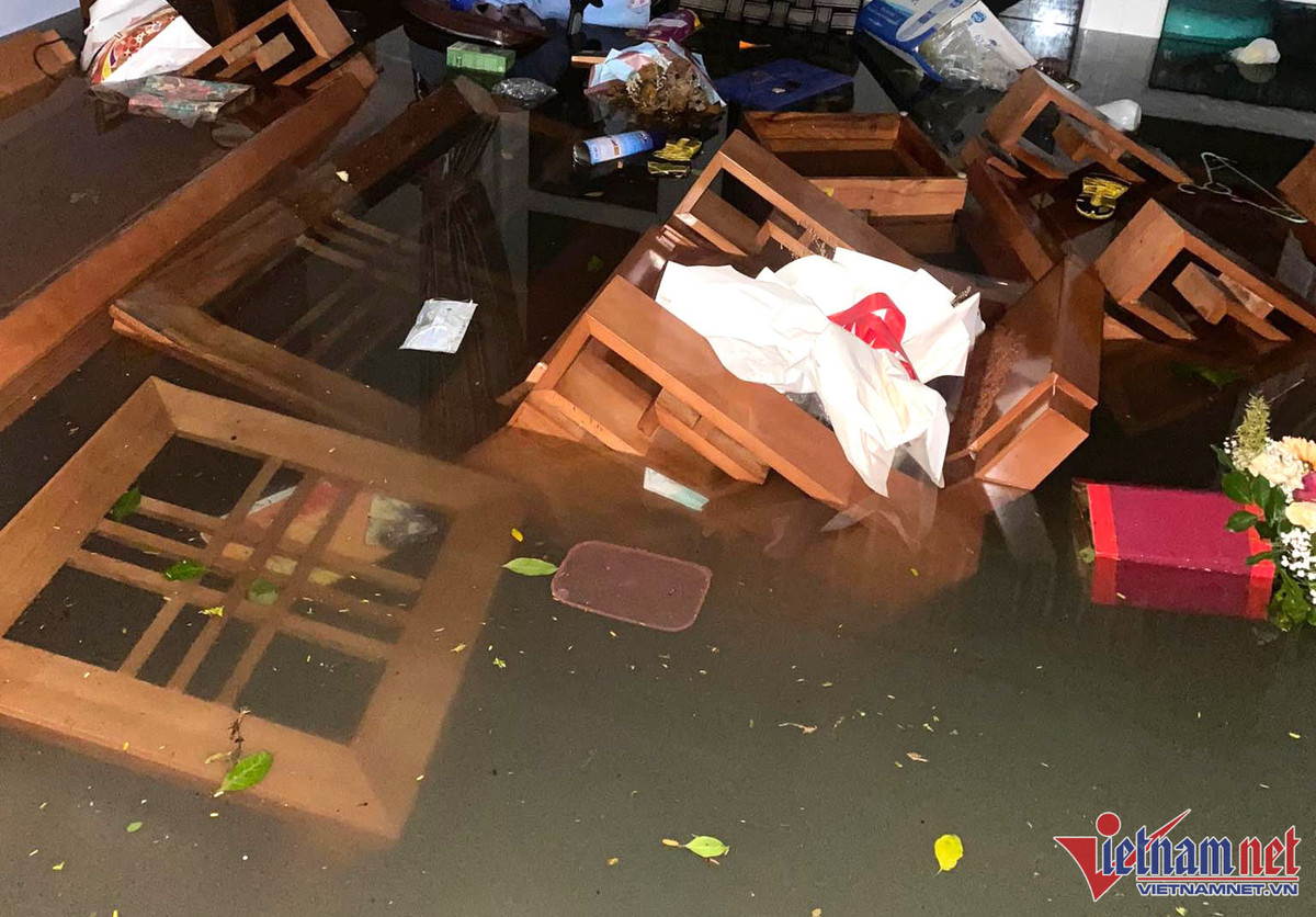 Nước lũ dâng nhanh khiến người dân không kịp đưa các vật dụng lên cao