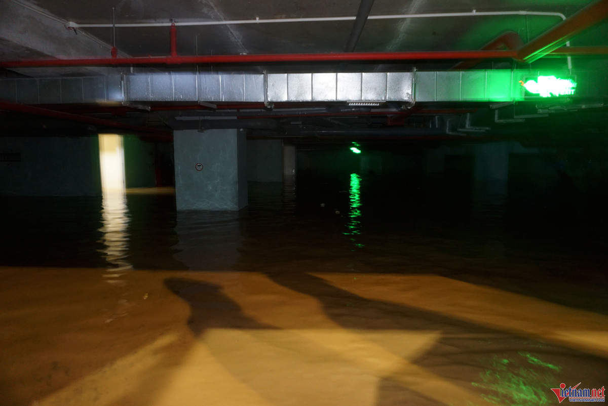 Tầng hầm giữ xe ở Chung cư Hòa Khánh (phường Hòa Khánh Bắc, quận Liên Chiểu) bị nước lũ tràn vào ngập sâu hơn 1m
