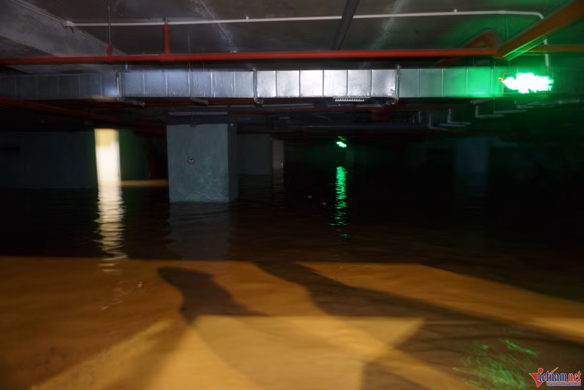 Tầng hầm giữ xe ở Chung cư Hòa Khánh (phường Hòa Khánh Bắc, quận Liên Chiểu) bị nước lũ tràn vào ngập sâu hơn 1m