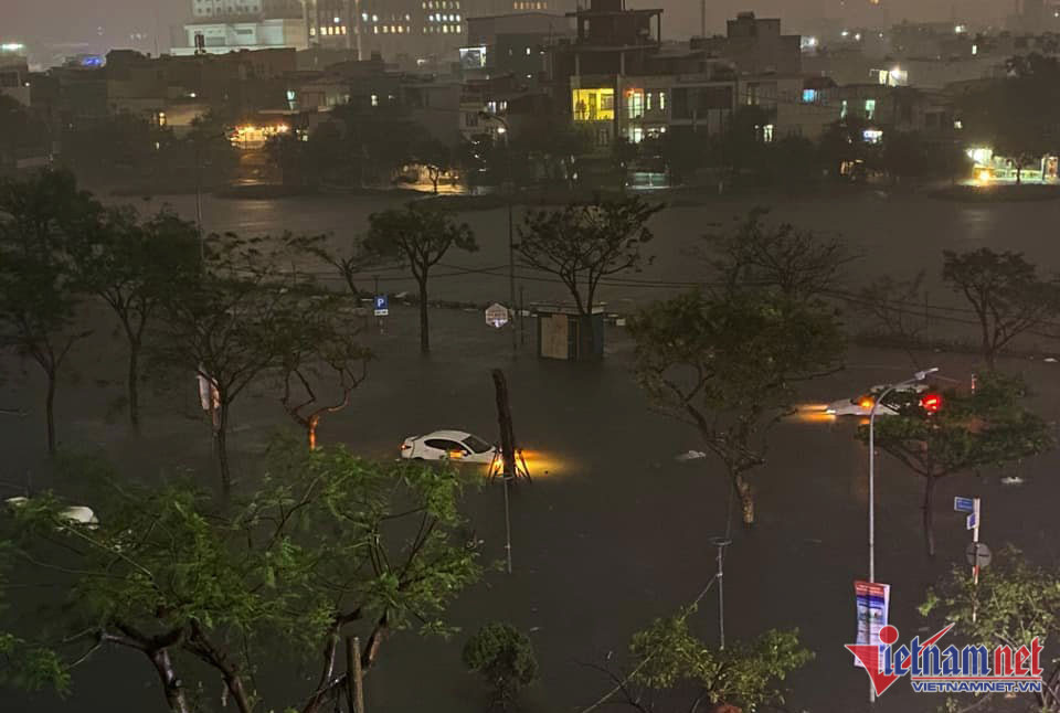 Khắp nơi ở TP Đà Nẵng đang bị nước lũ bủa vậy. Trong ảnh là khu vực đường Hàm Nghi nước ngập sâu