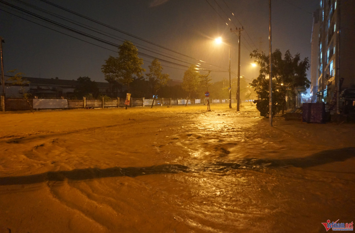 Tối 14/10, mưa lớn tiếp tục trút xuống khiến các tuyến đường, khu dân cư ở TP Đà Nẵng bị nước lũ bủa vây. Trong ảnh là đường số 4 (quận Liên Chiểu) nước chảy siết, ngập sâu hơn 1m