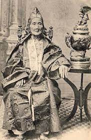 Một vương phi già trong triều đình ở Huế.