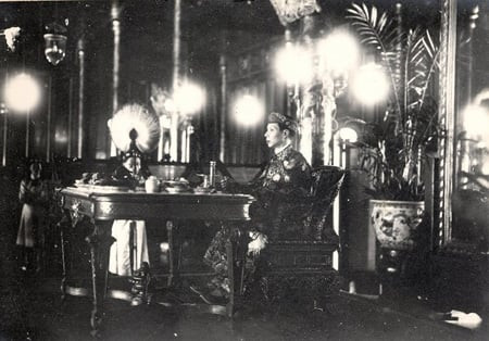 Vua Khải Định ăn trưa tại điện Cần Chánh.