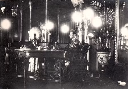 Vua Khải Định ăn trưa tại điện Cần Chánh.