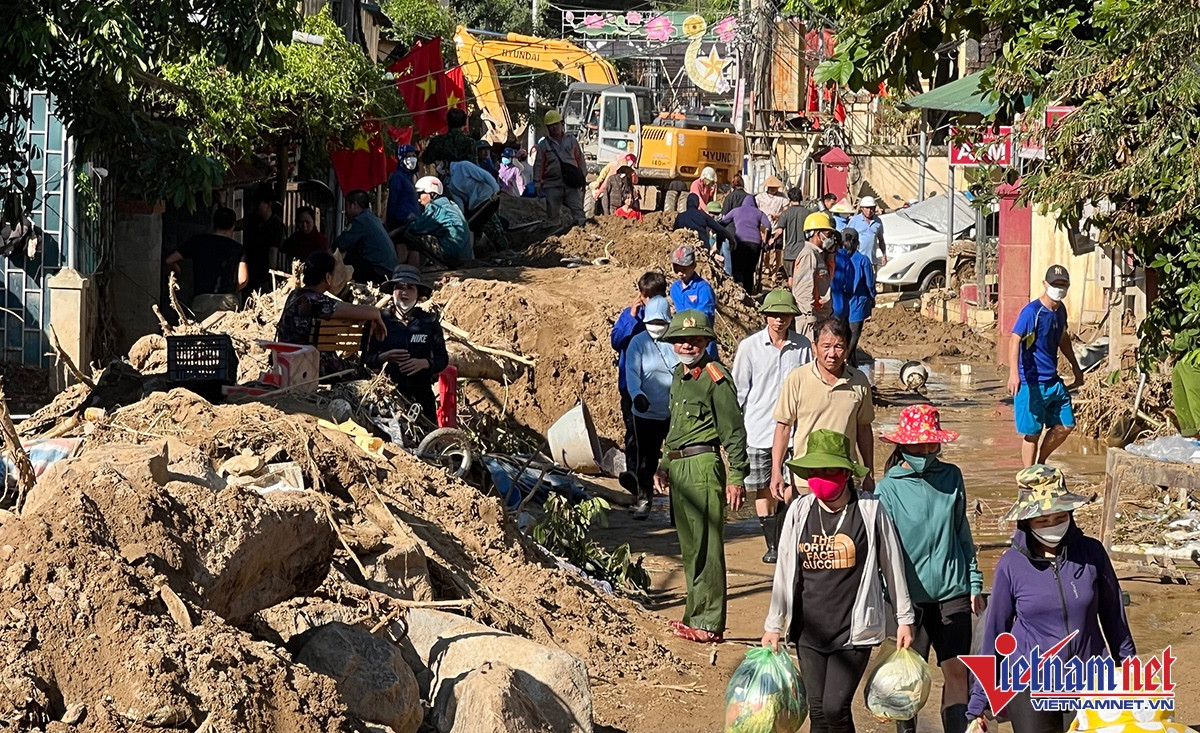 Hang tram giao vien nghi day giup dan Ky Son khac phuc lu quet
