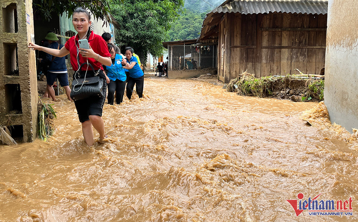 Hang tram giao vien nghi day giup dan Ky Son khac phuc lu quet-Hinh-9