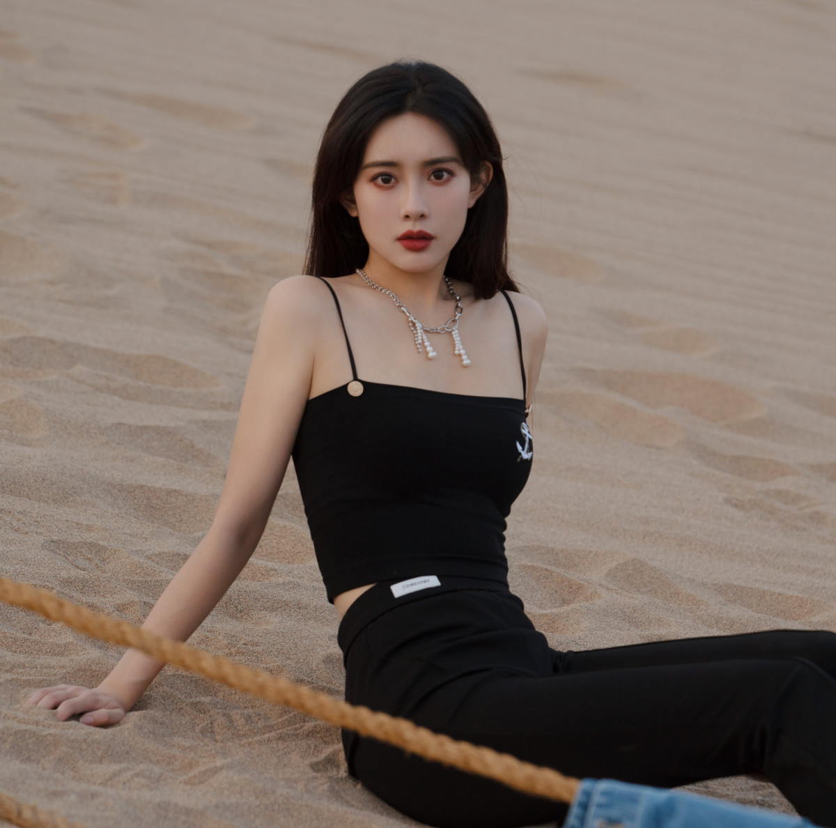 Mạnh Tử Nghĩa được biết đến nhiều với vai diễn Ôn Tình trong phim chuyển thể từ tiểu thuyết đam mỹ Trần Tình Lệnh (2019). Bên cạnh đó, cô còn đóng Mục Niệm Từ trong Anh hùng xạ điêu (2017), Tương dạ, Phù thế song kiều truyện, Luận ai xứng danh anh hùng, Trầm vụn hương phai.