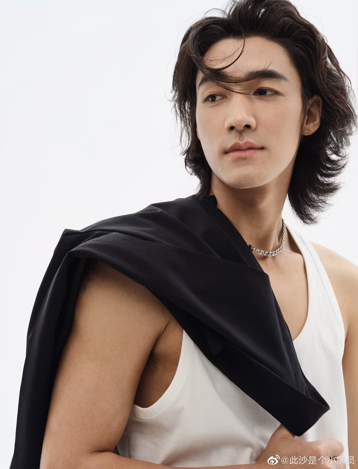 Nam diễn viên Thử Sa đảm nhận vai Quách Tĩnh lại gây tranh cãi. Một số khán giả cho rằng ngoại hình của tài tử sinh năm 1997 già dặn và kém điển trai. Số khác lại đánh giá cao Thử Sa, nhận xét anh có vẻ đẹp như Kim Thành Vũ.