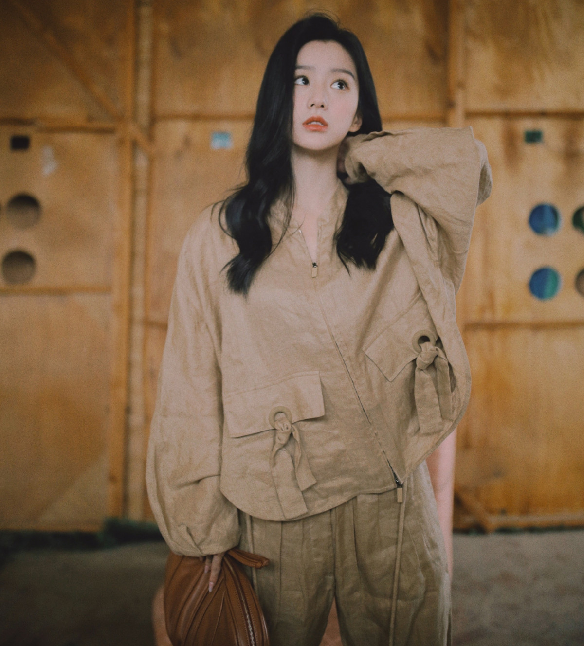 Bên cạnh các diễn viên anh chị tiếng tăm, Bao Thượng Ân là cái tên được quan tâm nhất. Người đẹp sinh năm 2002 sẽ đóng nữ chính Hoàng Dung trong phần phim Thiết huyết đan tâm và xuất hiện trong các phần phim khác.