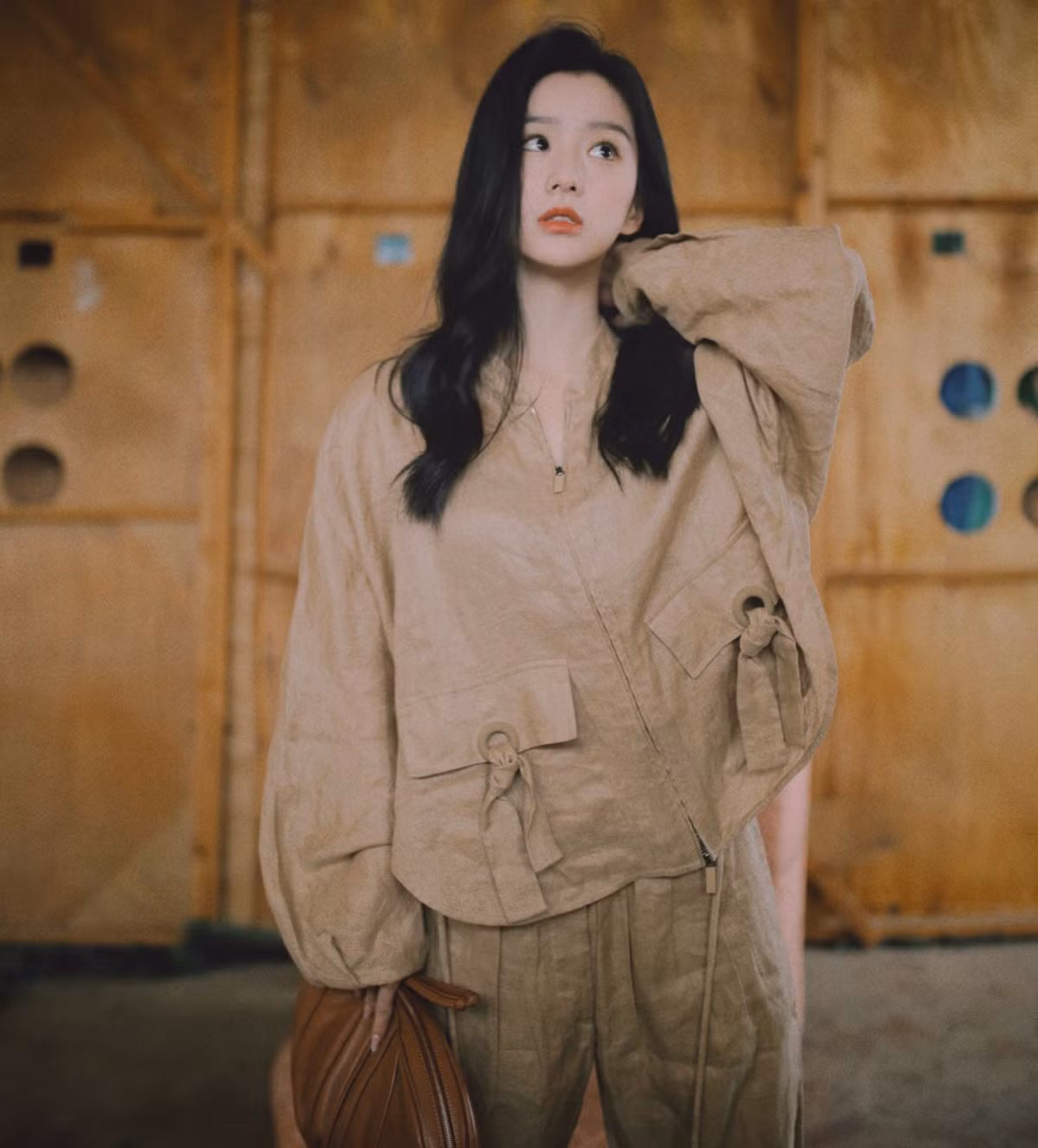 Bên cạnh các diễn viên anh chị tiếng tăm, Bao Thượng Ân là cái tên được quan tâm nhất. Người đẹp sinh năm 2002 sẽ đóng nữ chính Hoàng Dung trong phần phim Thiết huyết đan tâm và xuất hiện trong các phần phim khác.