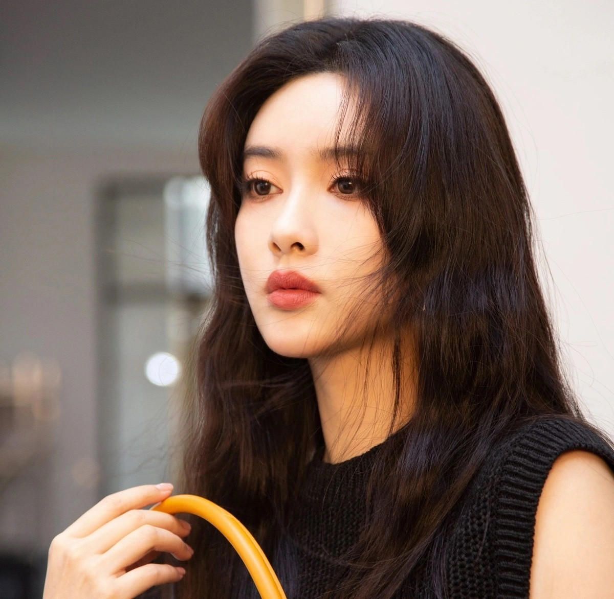 Ngoài ra, nữ diễn viên Mạnh Tử Nghĩa cũng sẽ góp mặt trong đoàn phim Đông Tà Tây Độc và Cửu âm chân kinh với vai diễn Mai Siêu Phong. Mai Siêu Phong vốn là học trò được Hoàng Dược Sư yêu mến, nhưng lấy trộm một nửa bộ Cửu âm chân kinh. Dù Mai Siêu Phong luyện võ công độc địa, làm nhiều việc ác song rất ngưỡng mộ thầy mình. Sau khi bị mù, Mai Siêu Phong cầu xin sư phụ tha thứ nhưng bị Hoàng Dược Sư yêu cầu phế hết võ công. Cuối cùng, Mai Siêu Phong chết vì đỡ đòn thay thầy.