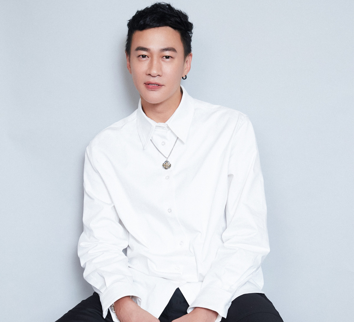 Hà Nhuận Đông sẽ đảm nhận vai Hồng Thất Công, bang chủ thứ 18 của Cái Bang, là một trong những người có võ công cao cường tuyệt đỉnh đương thời, tính tình hào sảng, ham ăn ham rượu. Tại Hoa Sơn luận kiếm lần thứ nhất, Hồng Thất Công là một trong Thiên hạ ngũ tuyệt, xưng tụng là Bắc Cái. Hai môn võ công nổi tiếng của ông là Hàng Long Thập Bát Chưởng và Đả cẩu bổng pháp.