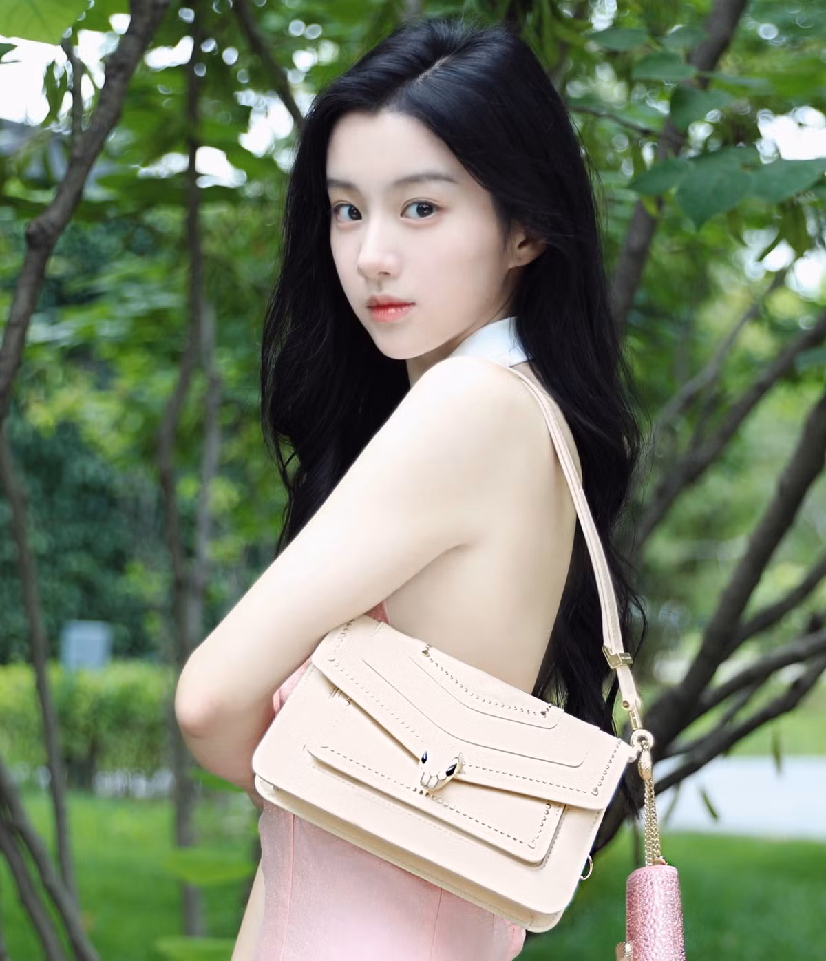 Dàn diễn viên tham gia trong phim có Cao Vỹ Quang vai Âu Dương Phong, Chu Nhất Vi đóng Hoàng Dược Sư, Trần Đô Linh thể hiện nhân vật Phùng Hành trong dự án Đông Tà Tây Độc. Ngoài ra, còn có sự xuất hiện của người đẹp Mạnh Tử Nghĩa diễn Mai Siêu Phong. Tài Tử Thử Sa đảm nhận vai Quách Tĩnh và Bao Thượng Ân sẽ được giao vai Hoàng Dung. Hà Nhuận Đông và Minh Đạo đóng chính trong phần phim Nam Đế Bắc Cái. Trong đó, Hà Nhuận Đông đảm nhận vai Hồng Thất Công, Minh Đạo vào vai Đoàn Trí Hưng.