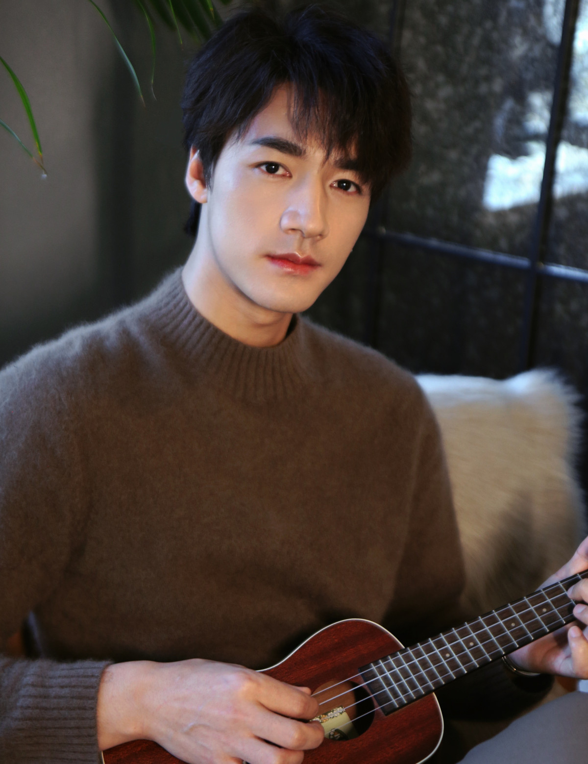 Thử Sa sinh năm 1997, tốt nghiệp khoa Quản lý của Học viện Điện ảnh và Truyền hình Tứ Xuyên. Anh bắt đầu sự nghiệp diễn xuất vào năm 2017 với dự án Phong thần tam bộ khúc. Năm 2022, Thử Sa đảm nhận vai Ly Thù trong phim Ngự giao ký (Địch Lệ Nhiệt Ba, Nhậm Gia Luân đóng chính). Thử Sa còn tham gia các phim như Ngọc cốt dao, Tú xuân đao: Sơn hà chi anh, Thần mộ.