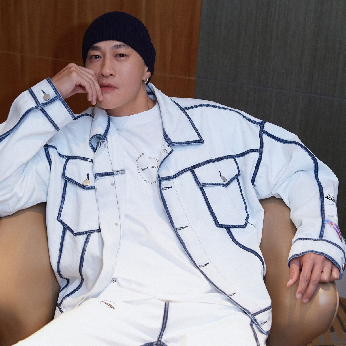 Hà Nhuận Đông sinh năm 1975, là diễn viên, ca sĩ Đài Loan có tiếng. Anh thành công khi góp mặt trong các phim ăn khách như Phong Vân, Bong bóng mùa hè, Lương Sơn Bá - Chúc Anh Đài, Tây du ký, Năm ấy hoa nở trăng vừa tròn (2017)…