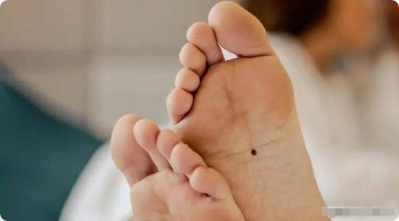 Nhin tuong ban chan vai giay, doan tuong lai giau sang hay ngheo nan-Hinh-2