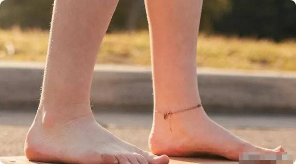 Nhin tuong ban chan vai giay, doan tuong lai giau sang hay ngheo nan