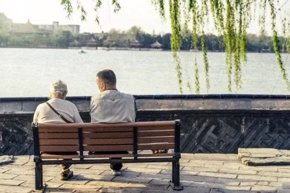 Khổ không mắng vợ. Vợ chồng là những người cùng chung sống, cùng nuôi dạy con cái, hiểu nhau và trân trọng nhau. Nhưng một số người đàn ông, một khi sống trong cảnh nghèo khó, họ sẽ đổ lỗi cho vợ, họ tin rằng vợ họ đang kìm hãm mình và mang lại vận rủi cho họ.