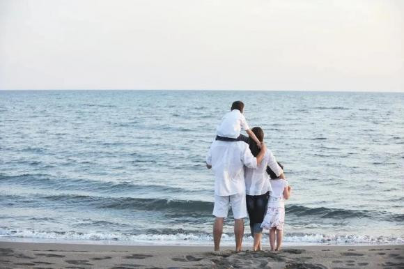 Một người đàn ông thực sự có năng lực sẽ không bao giờ đổ lỗi về điều đó. Những người tìm kiếm lý do từ trước, thay vì trốn tránh trách nhiệm, đổ lỗi cho người vợ. Ngay khi nói ra lời trách móc, chắc chắn sẽ xảy ra mâu thuẫn, ảnh hưởng đến hòa khí gia đình, tổn thương tình cảm vợ chồng.