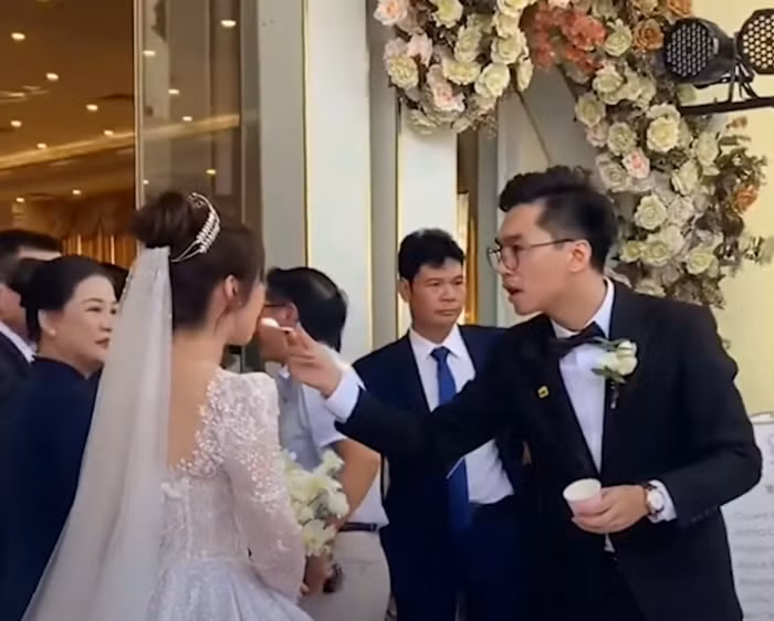 Cười xỉu pha tấu hài của Pewpew và bà xã trong đám cưới - Hình 5 Cuoi xiu pha tau hai cua Pewpew va ba xa trong dam cuoi-Hinh-5
