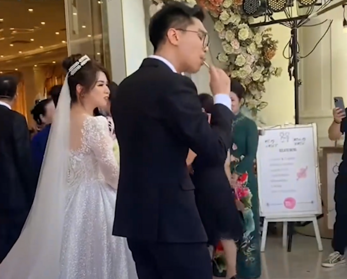 Cười xỉu pha tấu hài của Pewpew và bà xã trong đám cưới - Hình 7 Cuoi xiu pha tau hai cua Pewpew va ba xa trong dam cuoi-Hinh-7