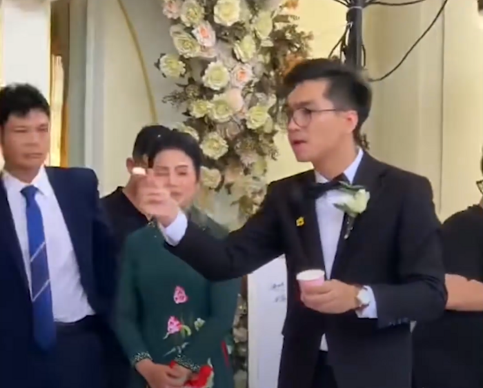 Cuoi xiu pha tau hai cua Pewpew va ba xa trong dam cuoi-Hinh-4