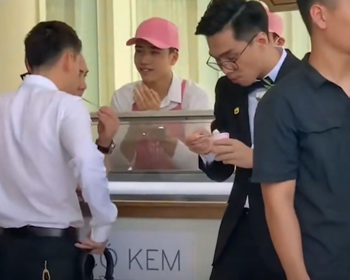 Cười xỉu pha tấu hài của Pewpew và bà xã trong đám cưới Cuoi xiu pha tau hai cua Pewpew va ba xa trong dam cuoi