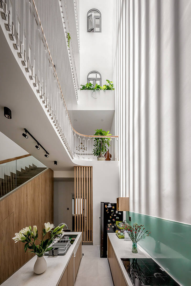 Giai phap dua nang gio vao nha 90m2, mat tien nhu tam rem can bui-Hinh-13