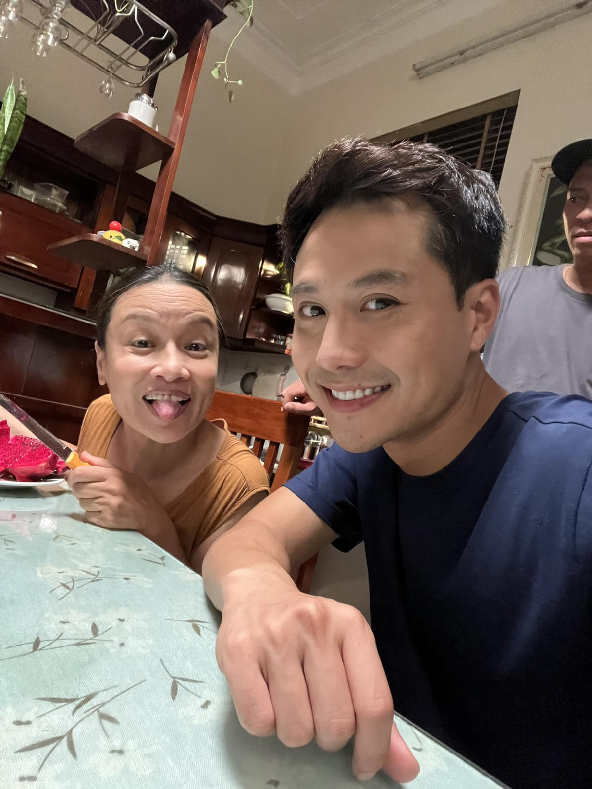 Khi cong an va toi pham an com cung nhau hau truong phim 'Dau tri'-Hinh-9