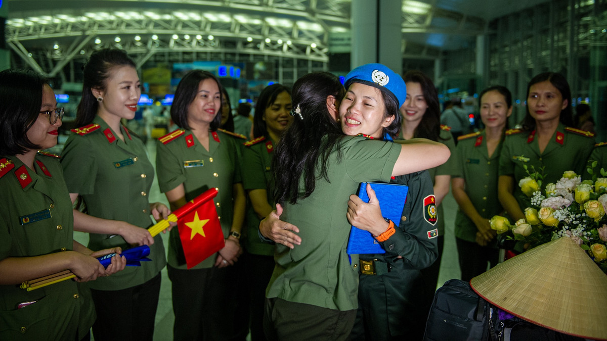 Đồng đội cùng người nhà đến sân bay từ sớm để tiễn tôi lên đường. Họ trao cho tôi cái ôm và từng lời chúc được từng người ghi trong cuốn sổ.