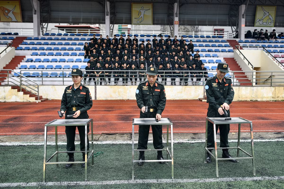 Năm 1999, tôi thi đỗ vào ngành công an. Từ đây, niềm yêu thích võ thuật của tôi được thỏa mãn với quá trình rèn luyện trong môi trường kỷ luật. Sau khi tốt nghiệp, tôi được phân công công tác tại Văn phòng các vấn đề nhân đạo của Bộ Công an. Đến nay, tôi đã có 23 năm học tập, công tác trong ngành.