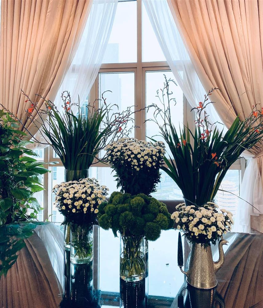 Nhiều bình hoa được nữ diễn viên bày trí trong nhà khiến không gian càng thêm xinh tươi, sống động.