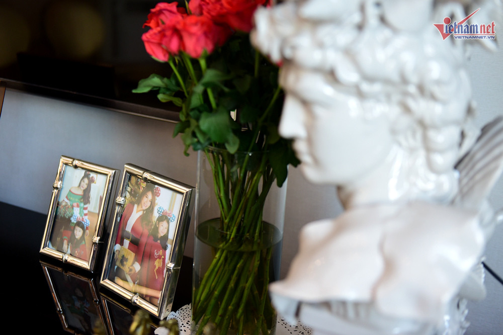 Không gian sống trở nên ấm cúng hơn nhờ những bức ảnh đời thường của hai mẹ con.