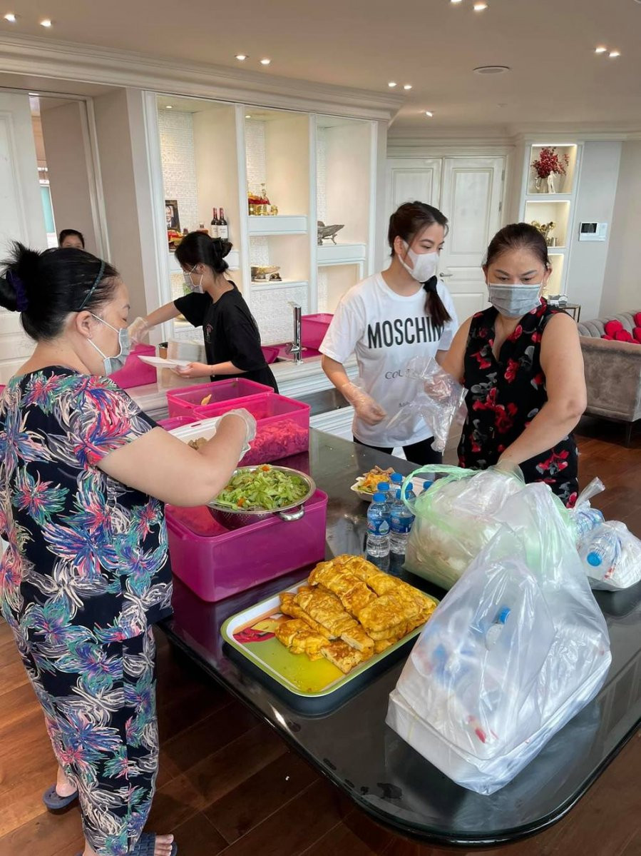 Và cũng tại căn bếp này ở thời điểm chống dịch, đã cho ra đời những xuất cơm từ thiện.