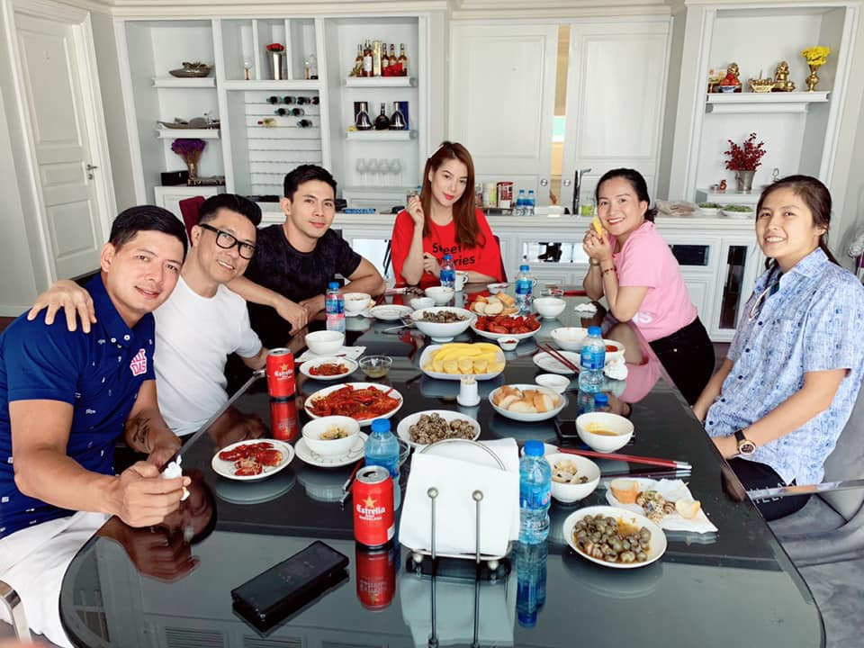 Là nơi cô thiết đãi bữa ăn tới bạn bè, người thân.