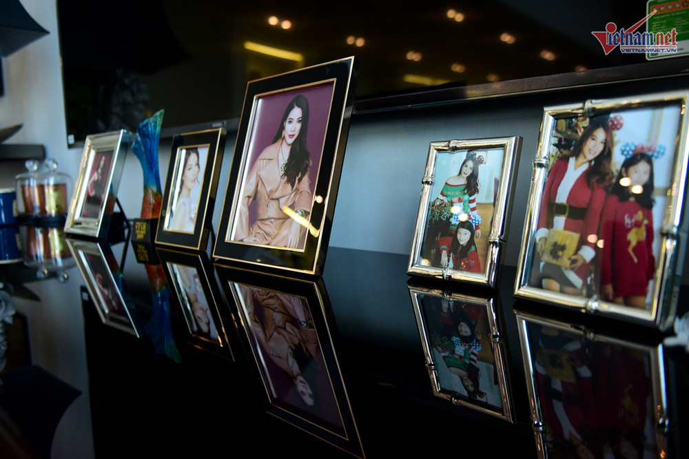 Trong nhà, Trương Ngọc Ánh ghi lại dấu ấn bằng những bức ảnh hai mẹ con.