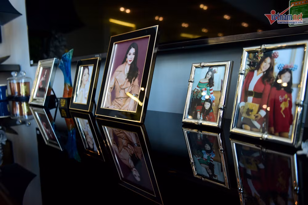 Trong nhà, Trương Ngọc Ánh ghi lại dấu ấn bằng những bức ảnh hai mẹ con.