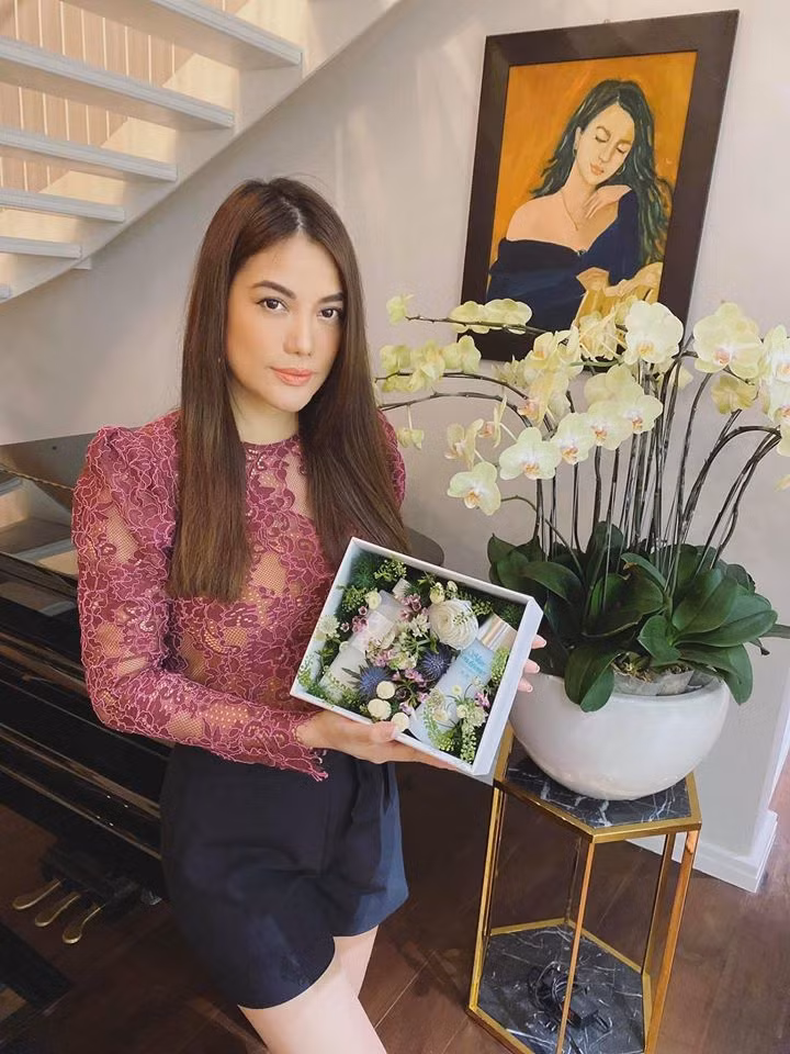 Ngoài trang trí căn hộ bằng bình hoa, cô còn điểm xuyết bằng những hộp hoa.