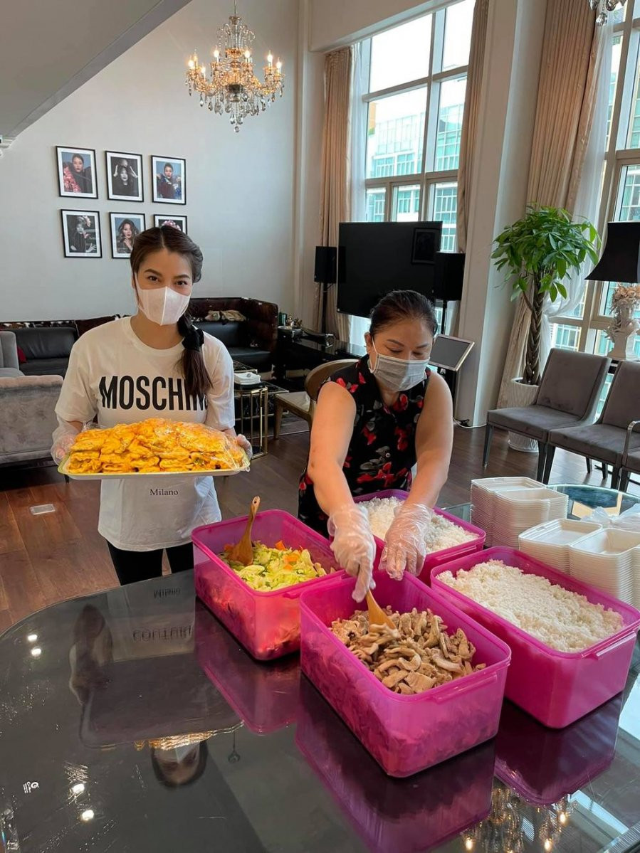 Sau khi hoàn tất, toàn bộ phần cơm đã được vận chuyển ngay bằng ôtô đến các bệnh viện dã chiến để đảm bảo cơm vẫn còn nóng và thơm ngon.