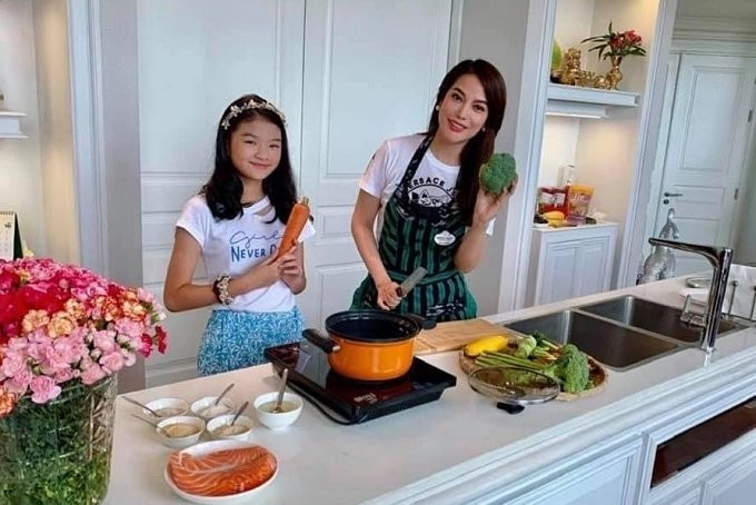 2 mẹ còn cùng nhau nấu nướng trong gian bếp gọn gàng, sạch sẽ.