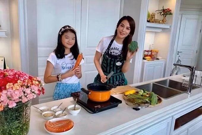 2 mẹ còn cùng nhau nấu nướng trong gian bếp gọn gàng, sạch sẽ.