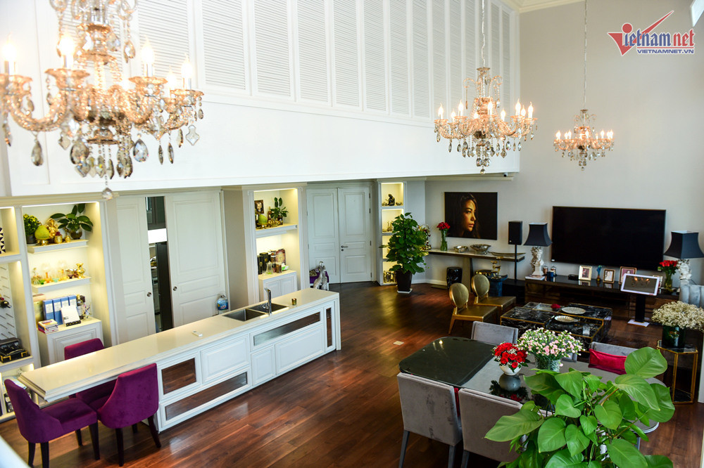 Căn bếp thông phòng khách trong không gian mở và tràn ngập ánh sáng.