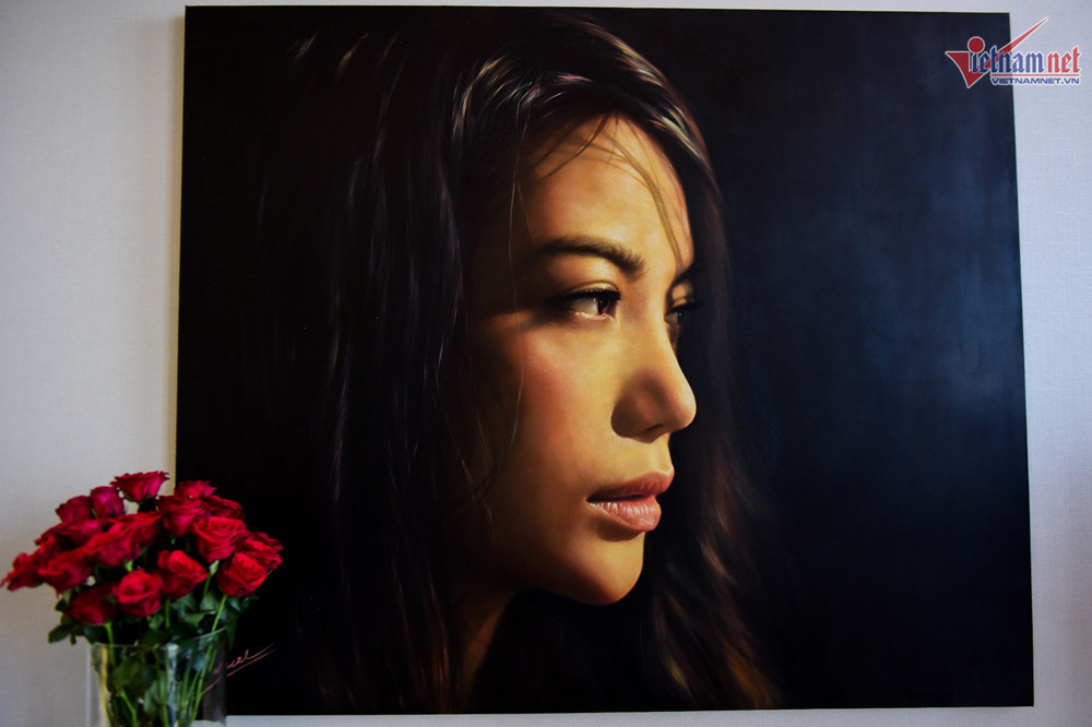 Và tất nhiên không thể thiếu bức chân dung lớn của nữ chủ nhân.