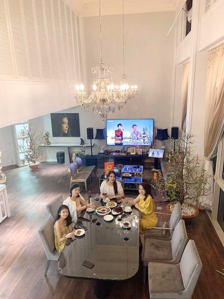 Bàn ăn rộng đủ thiết đãi bạn trong những bữa tiệc lớn.