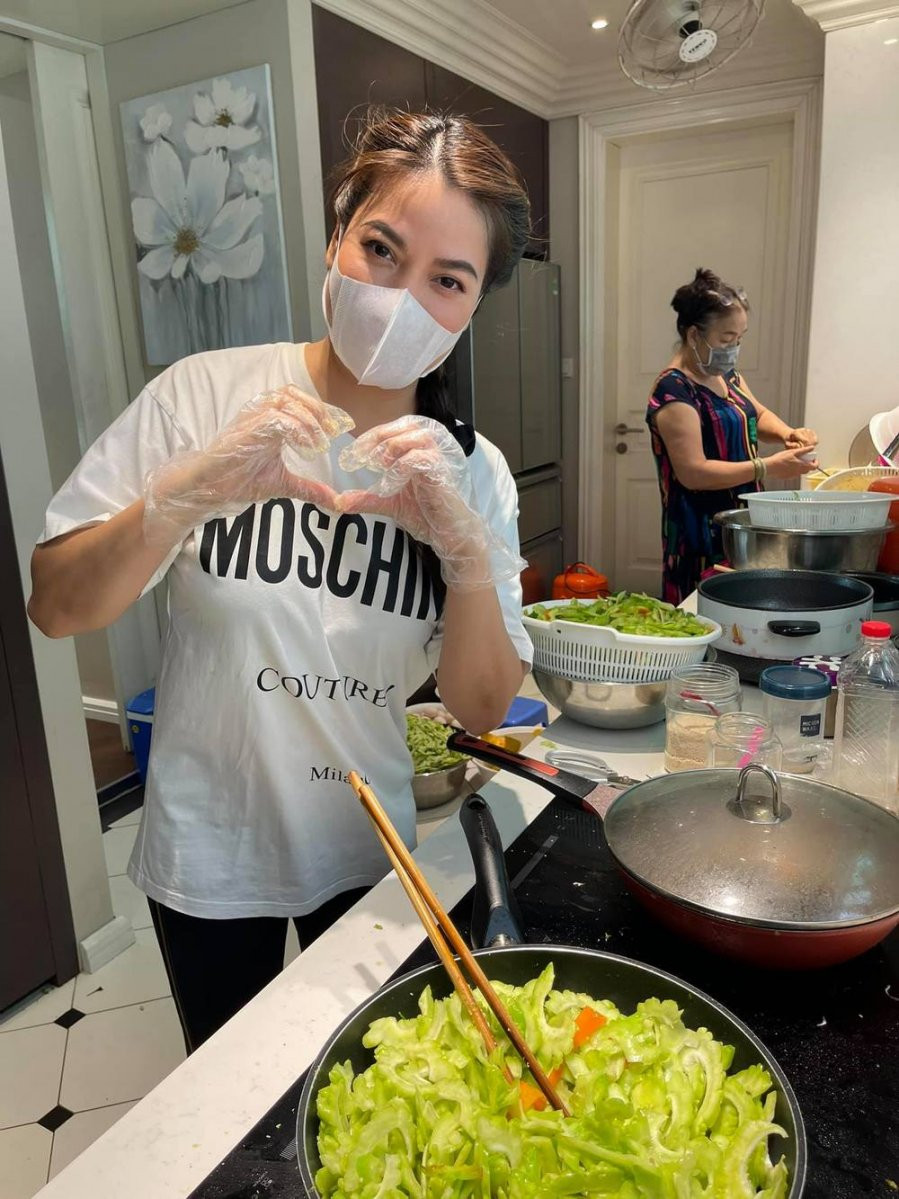 Nấu cơm với bao tay khiến bữa ăn trở nên sạch sẽ vệ sinh.