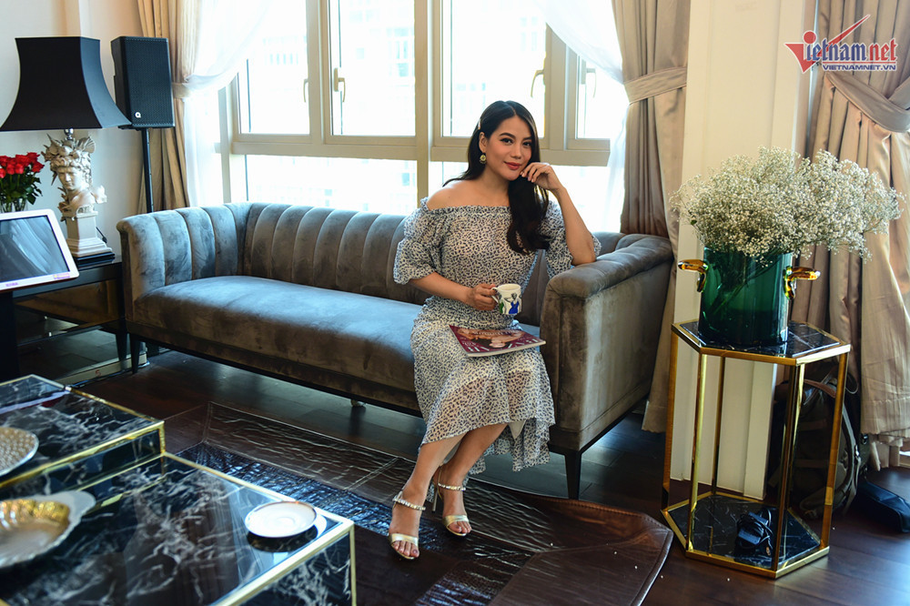 Nữ chủ nhân thảnh thơi đọc sách, thưởng trà ngay tại phòng khách.