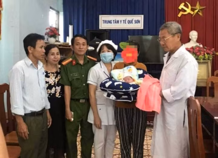Quang Nam: Be gai so sinh bi bo roi duoc nguoi me nhan lai