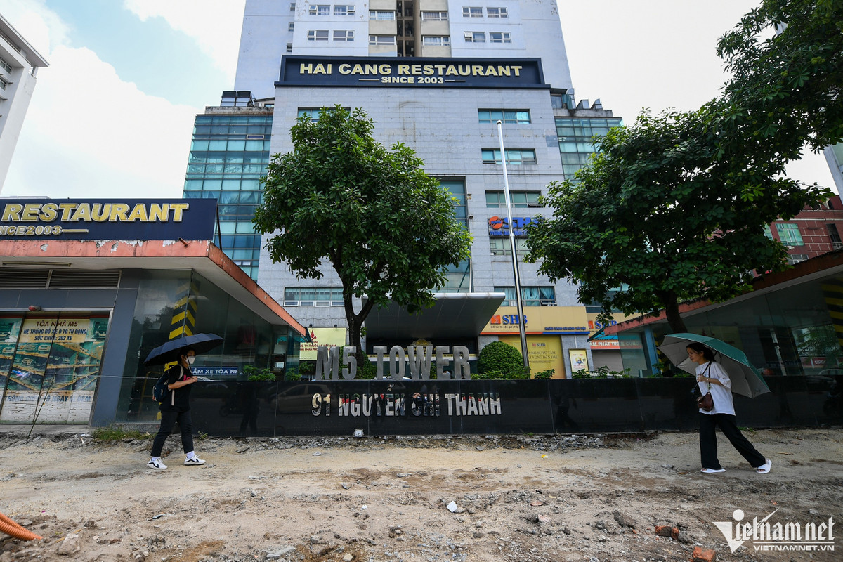 Các tòa này do công ty TNHH Một thành viên quản lý và phát triển nhà Hà Nội làm chủ đầu tư. Từ năm 2009, công ty Sao Mai bắt đầu quản lý và vận hành. Cũng tại quận Đống Đa, 2 tòa nhà Capital Garden và Meco Complex cùng nằm trong ngõ 102 Trường Chinh (phường Phương Mai) bị đình chỉ vì liên quan đến phòng cháy chữa cháy. Tương tự với tòa nhà M5 (91 Nguyễn Chí Thanh, phường Láng Hạ), tòa Capital Garden (số 102 Trường Chinh, phường Phương Mai) bị đình chỉ toàn bộ cơ sở vì thi công không đúng thiết kế được duyệt về PCCC; đưa công trình vào hoạt động sử dụng khi chưa có văn bản chấp thuận kết quả nghiệm thu về PCCC. Chung cư Meco Complex (ngõ 102 Trường Chinh, phường Phương Mai) đình chỉ một phần dự án vì liên quan về việc thay đổi tính chất sử dụng, cải tạo công trình khi chưa có văn bản thẩm duyệt thiết kế về PCCC. Cụ thể tòa nhà bị đình chỉ tầng 20 của khối nhà HH2 và khu vực tầng 22 của khối nhà HH1. Chung cư 196 Thái Thịnh (phường Láng Hạ) thuộc Công ty CP Xây dựng và Thương mại Hoàng Gia làm chủ sở hữu có các lỗi như cải tạo, thay đổi bố trí mặt bằng, công năng, khoảng cách an toàn PCCC khi chưa có văn bản thẩm duyệt thiết kế về PCCC.